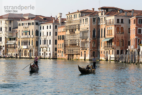 Zwei Gondeln auf einem Kanal  Venedig  Italien