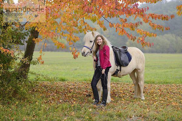 Teenagerin mit einem Pferd