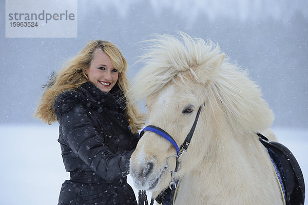 Junge Frau mit Pferd im Schnee  Oberpfalz  Bayern  Deutschland  Europa