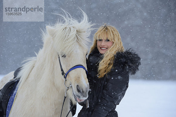 Junge Frau mit Pferd im Schnee  Oberpfalz  Bayern  Deutschland  Europa