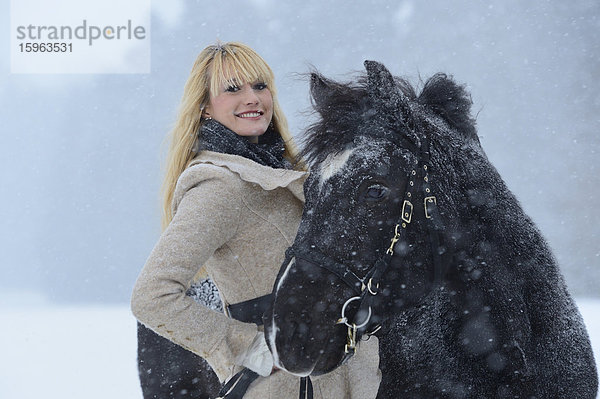 Junge Frau mit Pferd im Schnee  Oberpfalz  Bayern  Deutschland  Europa