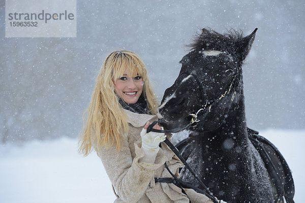 Junge Frau mit Pferd im Schnee  Oberpfalz  Bayern  Deutschland  Europa