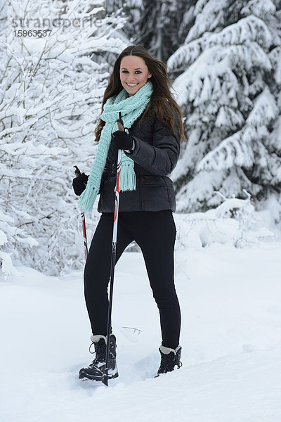 Junge Frau im Schnee  Oberpfalz  Deutschland  Europa