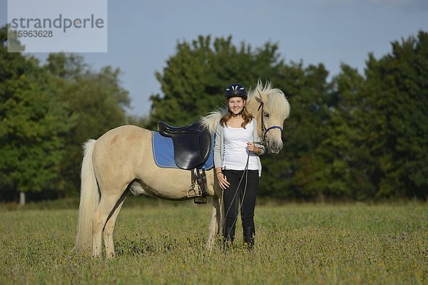 Teenagerin mit einem Pferd