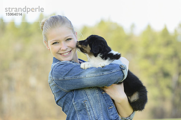 Junge Frau mit Australian Sheperd Welpen  Bayern  Deutschland  Europa