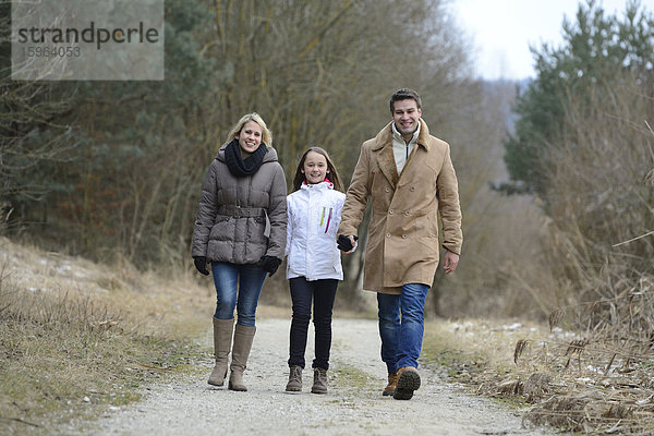 Eltern mit Tochter  Oberpfalz  Bayern  Deutschland  Europa