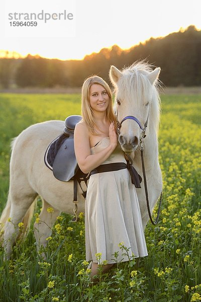 Junge Frau mit Pferd  Oberpfalz  Bayern  Deutschland  Europa