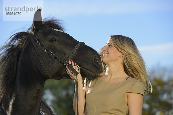 Junge Frau mit Pferd  Oberpfalz  Bayern  Deutschland  Europa