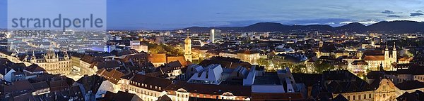 Stadtansicht von Graz zur blauen Stunde  Steiermark  Österreich