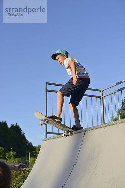 Junge mit Skateboard in einem Skatepark