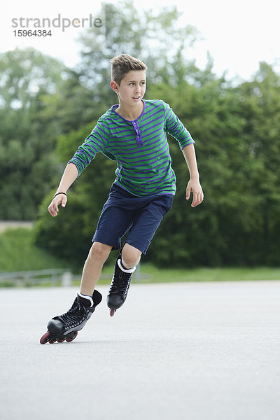 Junge mit Inline-Skates auf einem Sportplatz