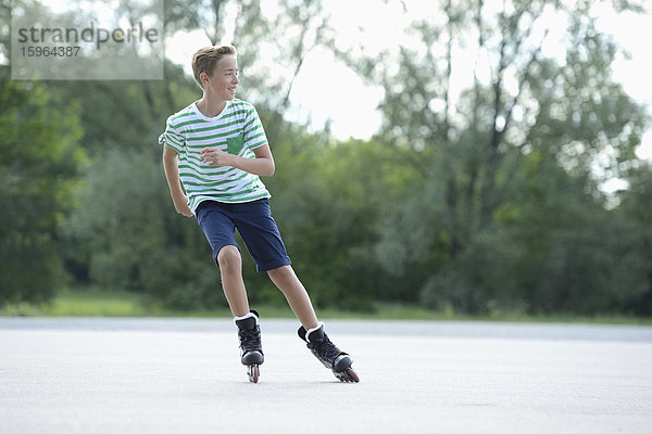 Junge mit Inline-Skates auf einem Sportplatz