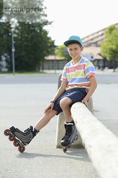 Junge mit Inline-Skates auf einem Sportplatz