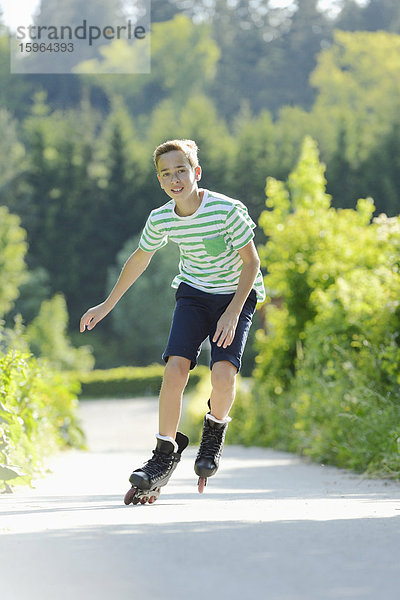 Junge mit Inline-Skates auf einem Weg