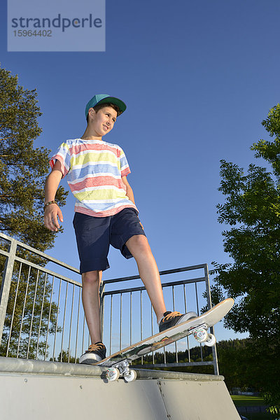 Junge mit Skateboard in einem Skatepark