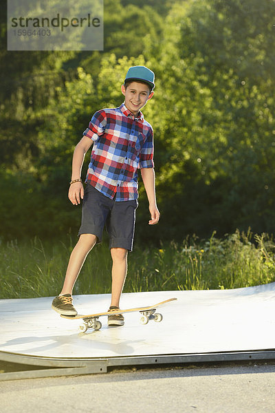 Junge mit Skateboard in einem Skatepark