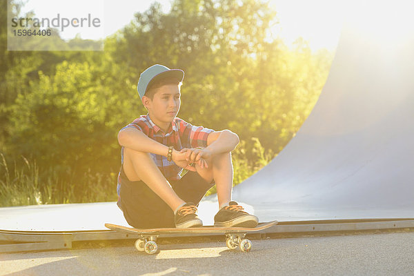 Junge mit Skateboard in einem Skatepark