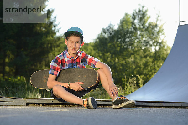 Junge mit Skateboard in einem Skatepark