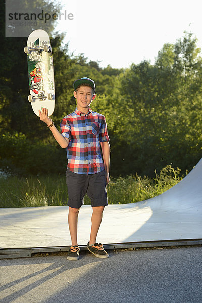 Junge mit Skateboard in einem Skatepark