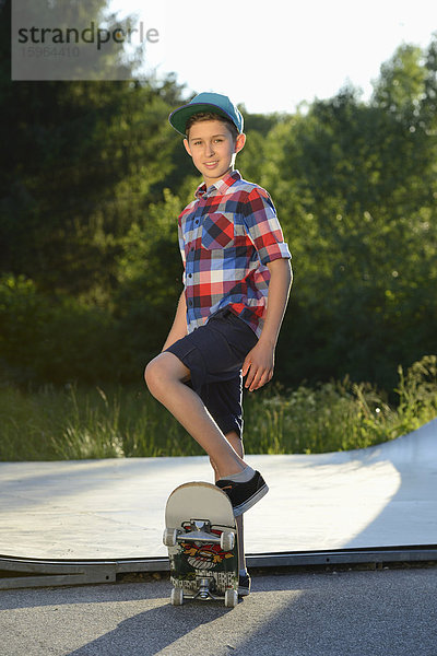 Junge mit Skateboard in einem Skatepark