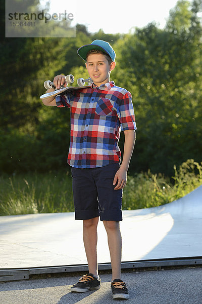 Junge mit Skateboard in einem Skatepark