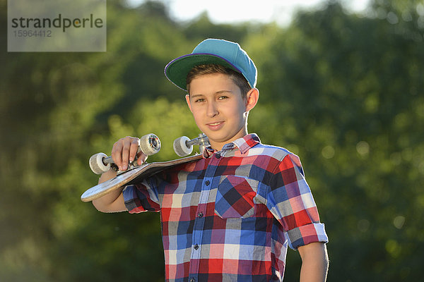 Junge mit Skateboard  Portrait