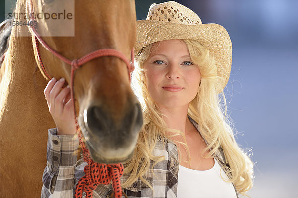 Junge Frau neben einem Pferd  Portrait