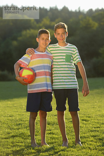 Zwei Teenager spielen Fußball auf der Wiese  Oberpfalz  Bayern  Deutschland  Europa