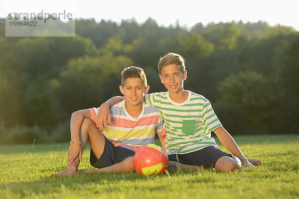 Zwei Teenager spielen Fußball auf der Wiese  Oberpfalz  Bayern  Deutschland  Europa