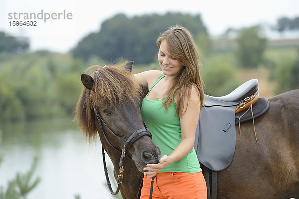 Junge Frau mit einem Islandpony  Franken  Bayern  Deutschland  Europa