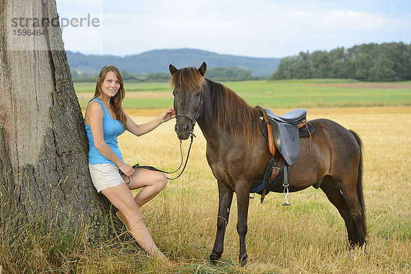 Junge Frau mit einem Islandpony  Franken  Bayern  Deutschland  Europa