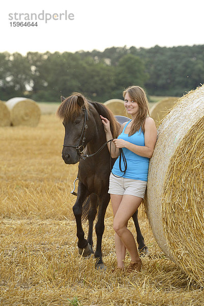 Junge Frau mit einem Islandpony  Franken  Bayern  Deutschland  Europa