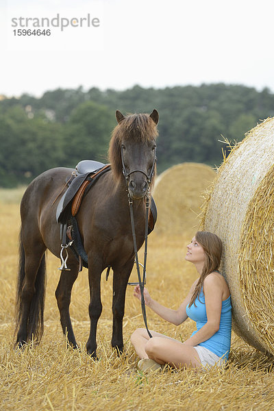 Junge Frau mit einem Islandpony  Franken  Bayern  Deutschland  Europa