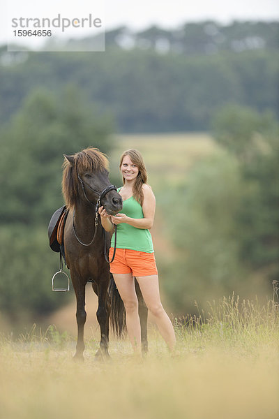 Junge Frau mit einem Islandpony  Franken  Bayern  Deutschland  Europa