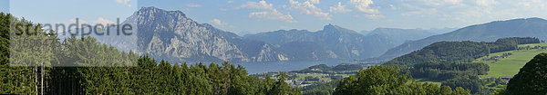 Landschaft bei Traunsee mit Bergen  Oberösterreich  Österreich