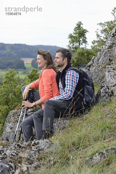 Paar macht eine Pause auf einer Wanderung