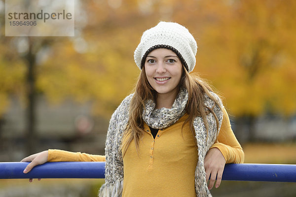 Lächelnde junge Frau im Herbst  Portrait