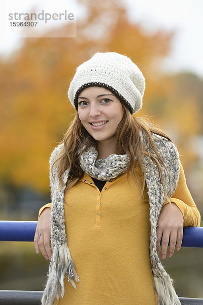 Lächelnde junge Frau im Herbst  Portrait