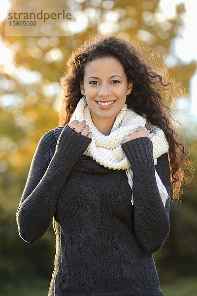 Lächelnde junge Frau im Herbst  Portrait