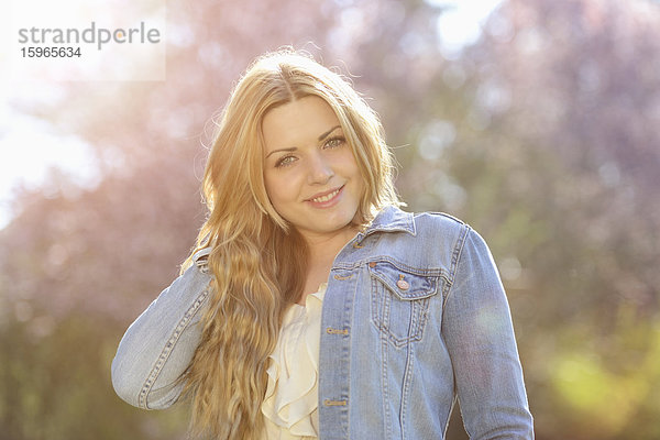 Lächelnde junge Frau im Freien  Portrait