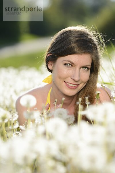 Junge Frau in einer Blumenwiese  Bayern  Deutschland  Europa