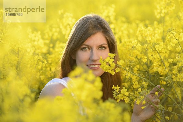 Junge Frau im Rapsfeld  Bayern  Deutschland  Europa