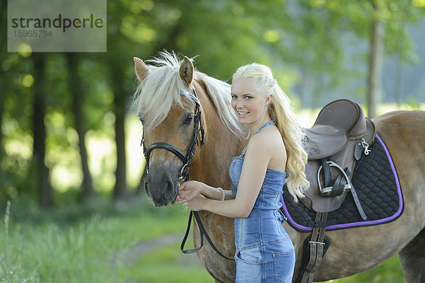 Junge Frau mit einem Haflinger  Oberpfalz  Bayern  Deutschland  Europa