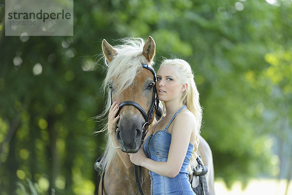 Junge Frau mit einem Haflinger  Oberpfalz  Bayern  Deutschland  Europa