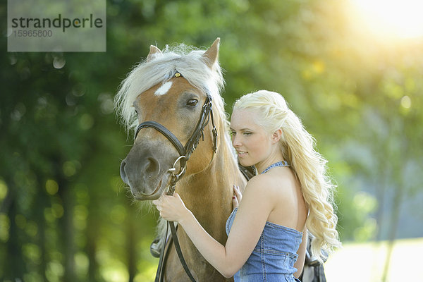 Junge Frau mit einem Haflinger  Oberpfalz  Bayern  Deutschland  Europa