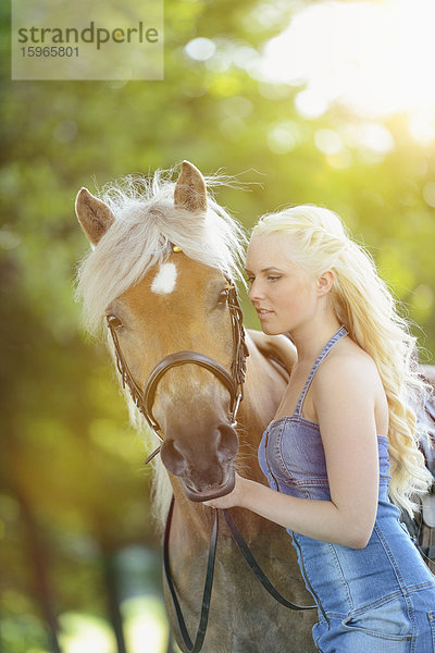 Junge Frau mit einem Haflinger  Oberpfalz  Bayern  Deutschland  Europa