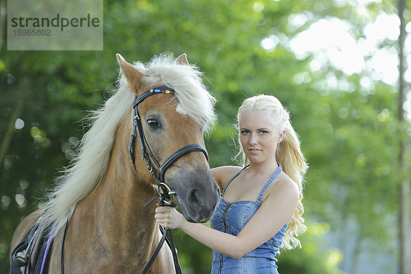 Junge Frau mit einem Haflinger  Oberpfalz  Bayern  Deutschland  Europa