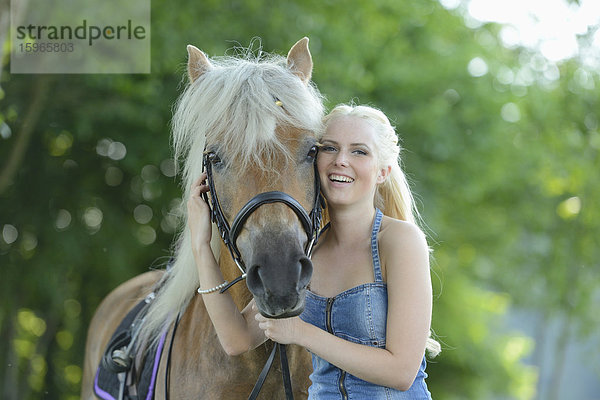 Junge Frau mit einem Haflinger  Oberpfalz  Bayern  Deutschland  Europa