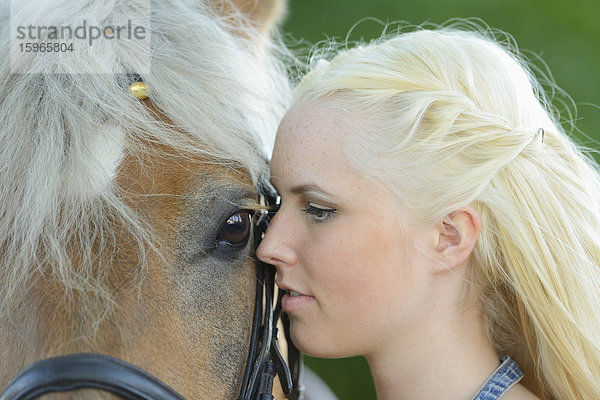 Junge Frau mit einem Haflinger  Oberpfalz  Bayern  Deutschland  Europa