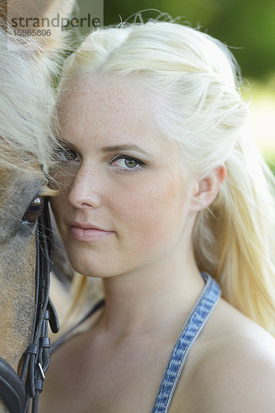 Junge Frau mit einem Haflinger  Oberpfalz  Bayern  Deutschland  Europa